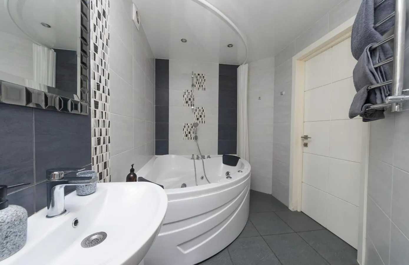 شقة Flat24 On Lesi Ukrainki 3 كييف